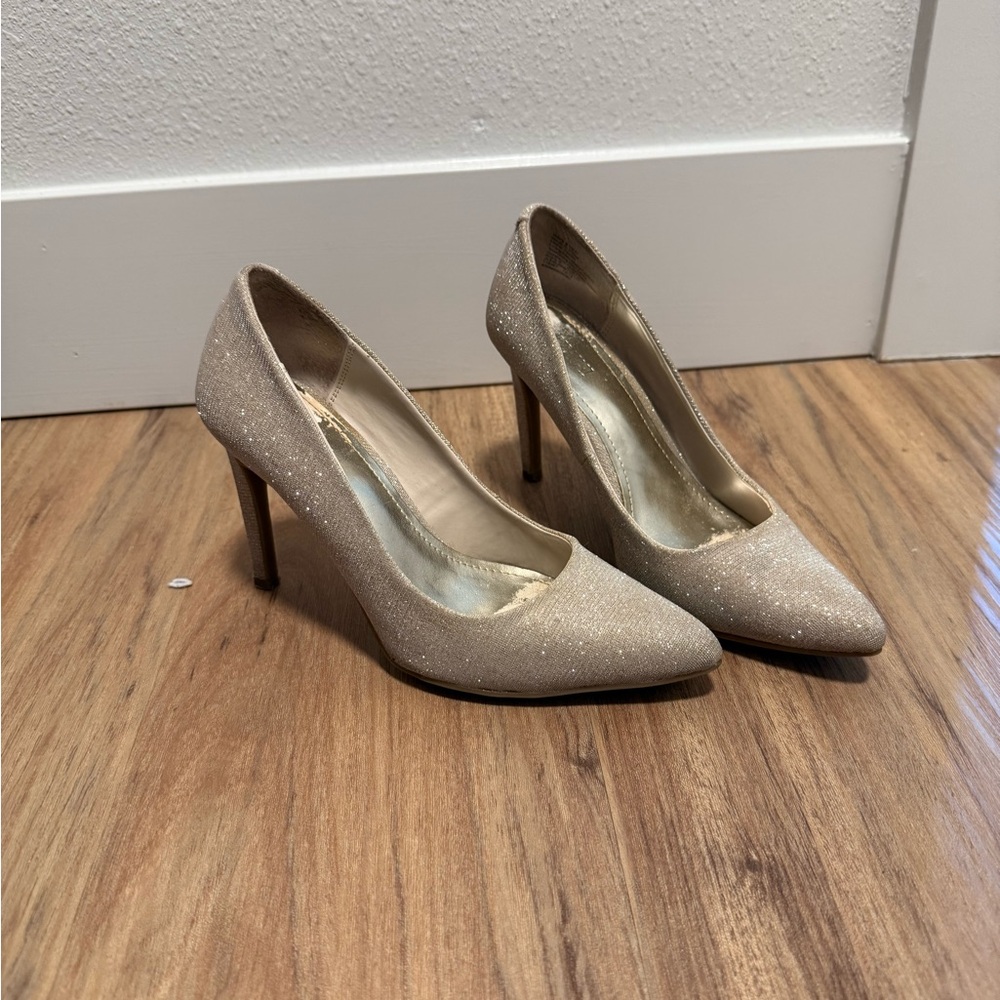Jennifer Lopez Cream and Gold Heels with Stiletto Design